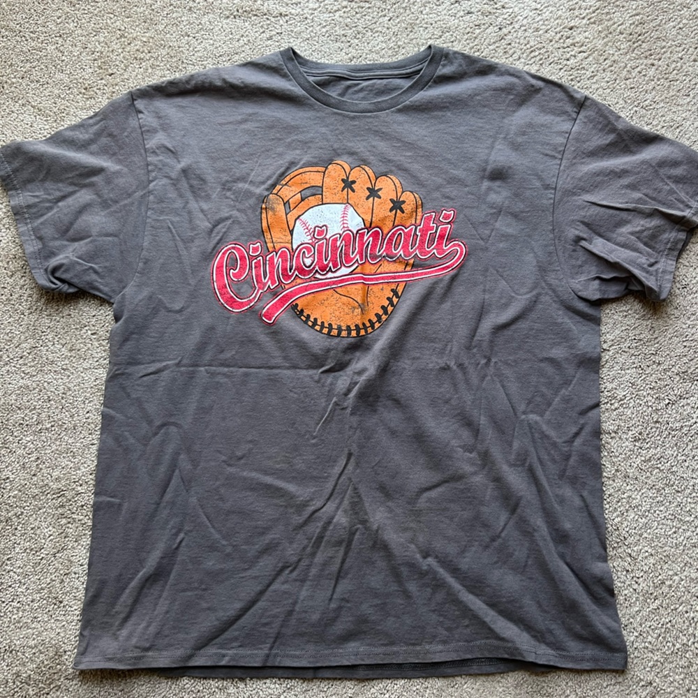 Cincinnati reds t-shirt